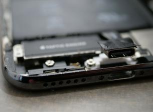 Първият iPhone с USB-C порт се продаде за 86 001 долара