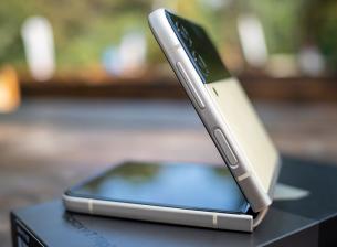 Доставките на сгъваеми смартфони през 2021 са скочили с над 300%