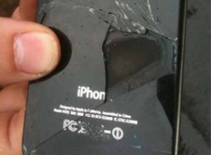 iPhone 4/4S се самозапалва на борда на самолет