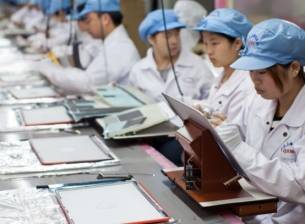 Foxconn откри, че в заводите й работят 14-годишни