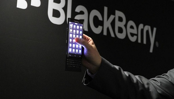 Blackberry показа слайдер с извит дисплей