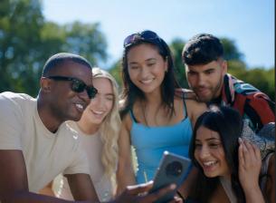 Технология на Tecno подобрява цветовете на кожата в снимките