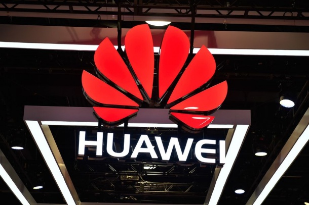 Пентагонът продължава войната с Huawei и ZTE