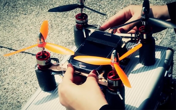 Flone e дрон със смартфон