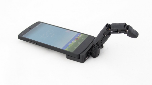 Пръст-робот помага да разберете какво се случва с вашия смартфон