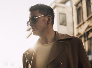 JBL добавя екран в кейса за зареждане на нови безжични слушалки