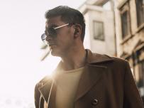 JBL добавя екран в кейса за зареждане на нови безжични слушалки