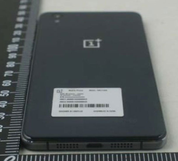 В сайта на FCC се появиха снимки на OnePlus E