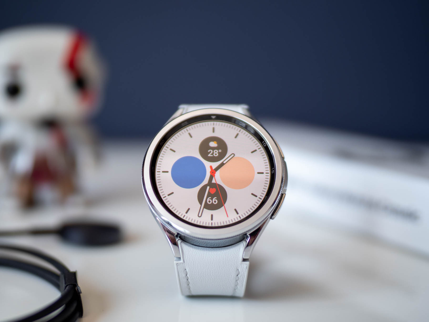 РЕВЮ: Samsung Galaxy Watch6 Classic връща въртящата се рамка