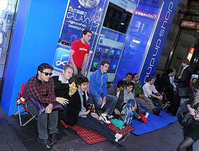 Samsung продава Galaxy S II по $2 точно до Apple Store в Сидни