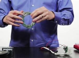 Екипът на Конан О'Браян прави iPad от подръчни материали