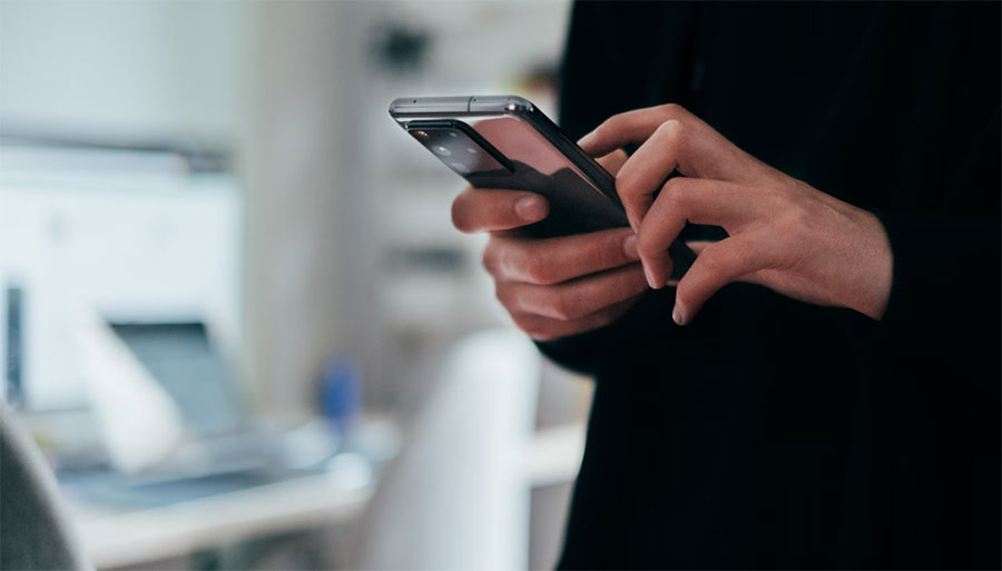 Глобалните продажби на смартфони намаляват и през май