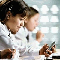 В САЩ глобяват учениците за използване на мобилни телефони