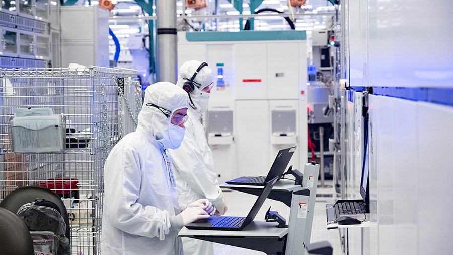 Intel ще произвежда мобилни чипсети с дизайни от ARM
