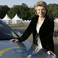 ЕС ще сложи таван на цените за SMS и пренос на данни в роуминг