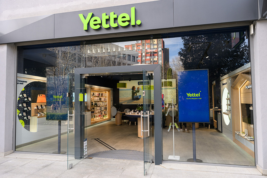 Yettel подобрява достъпността на магазините си с тактилни ленти за незрящи хора