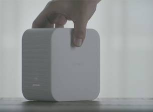 Този ултракъсофокусен проектор на Sony работи с батерия