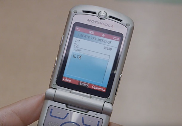 Тази реклама на Razr ни подготвя за следващия телефон Lenovo Moto