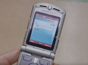 Тази реклама на Razr ни подготвя за следващия телефон Lenovo Moto