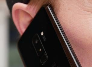 човек говорещ по телефона