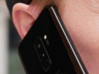 човек говорещ по телефона