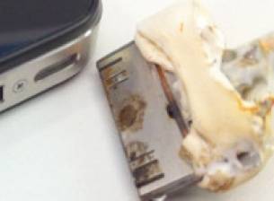 Първият подпалил се iPhone 4 вече е факт