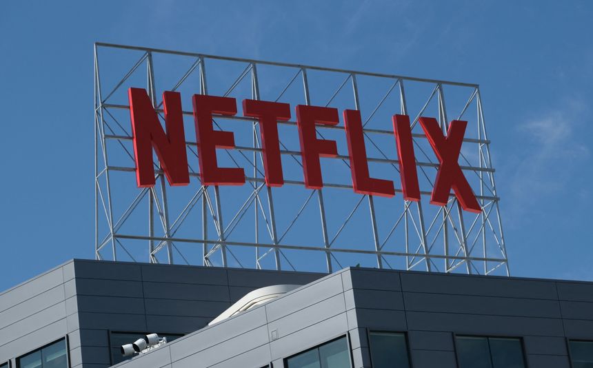 Акциите на Netflix се сринаха с над 35% след новината за спад на абонатите