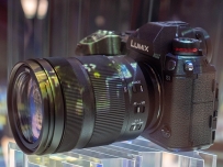 Новите безогледални фотоапарати на Canon и Nikon не са за професионалисти, смята Panasonic