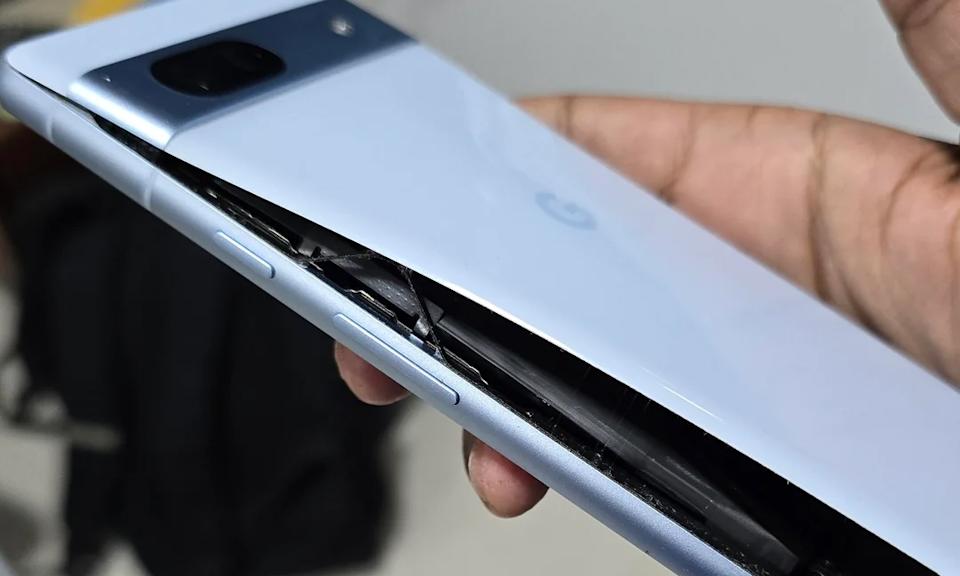Google пусна сервизна програма за подуващата се батерия на Pixel 7a