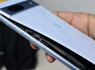 Google пусна сервизна програма за подуващата се батерия на Pixel 7a