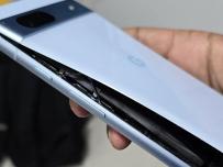 Google пусна сервизна програма за подуващата се батерия на Pixel 7a