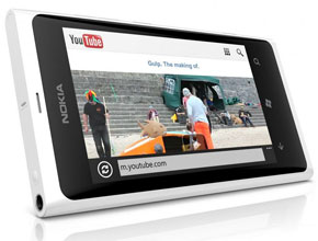 Nokia Lumia 800 идва в бяло плюс снимка на международната версия на Lumia 900