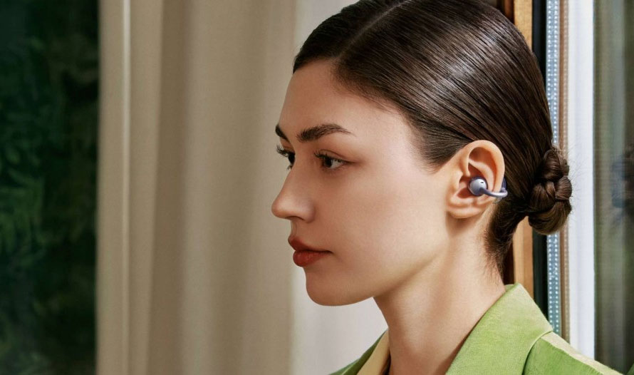 Huawei Freeclip on a woman