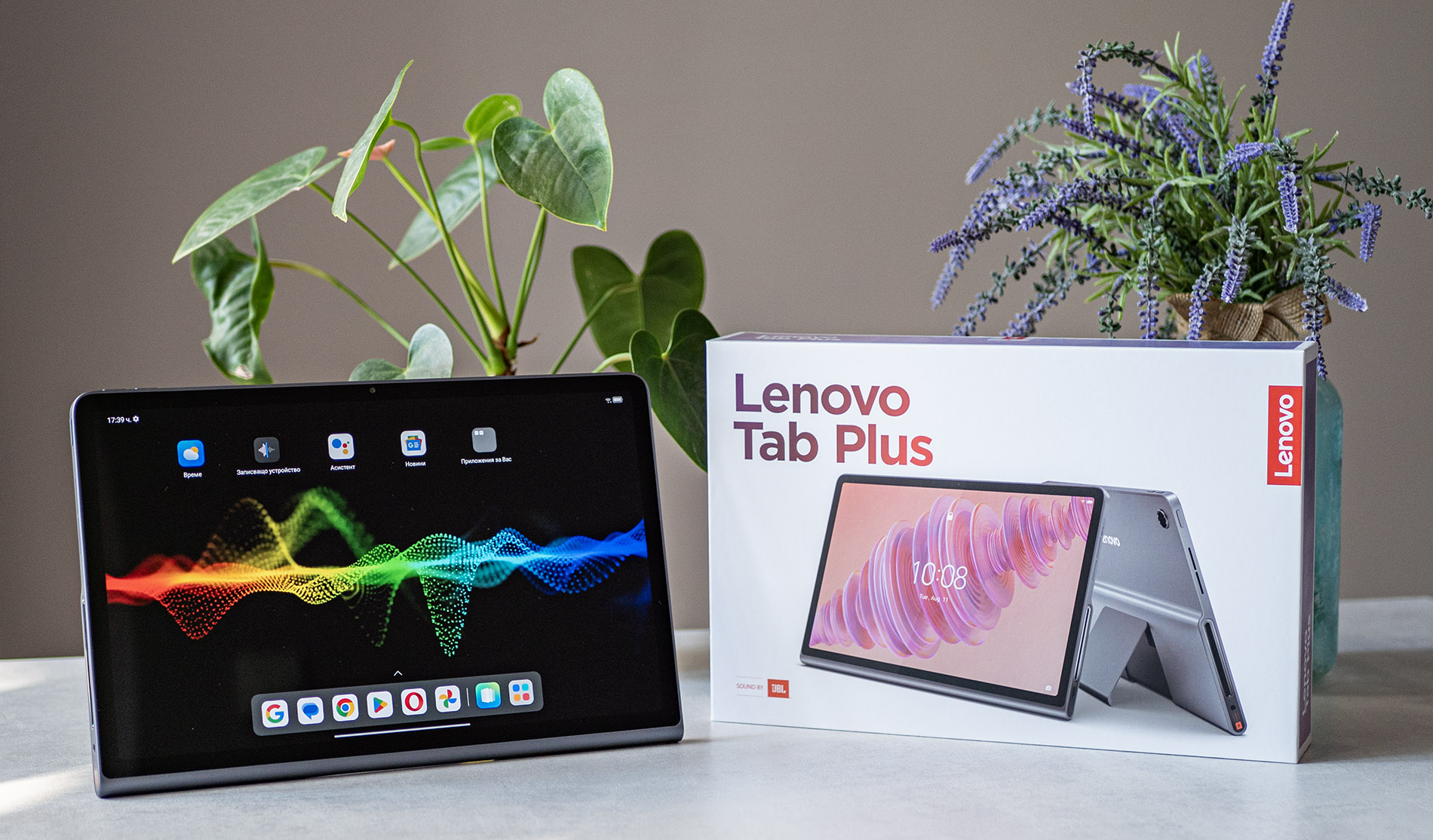 Lenovo Tab Plus изпъква с полезни добавки