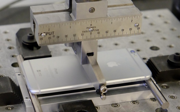 Apple показва как тества iPhone на огъване