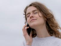 Жена говори по телефон / Woman making a phone call