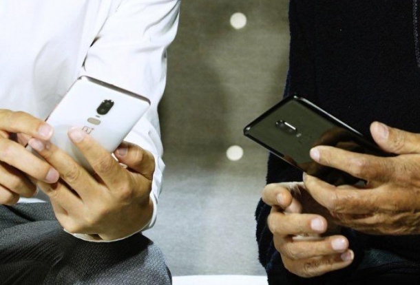 Нова снимка показва OnePlus 6 в бяло и черно