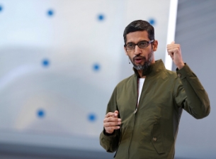 Американски депутати искат Google да не си партнира с Huawei