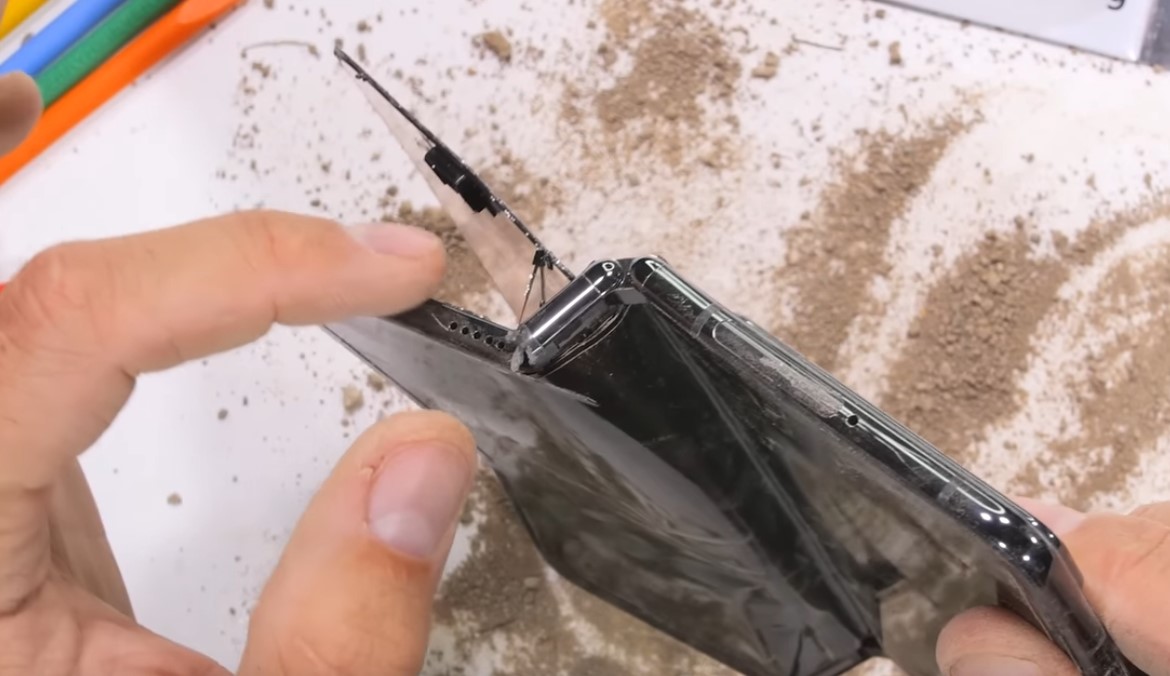 Google Pixel Fold се проваля при изпитания за издръжливост