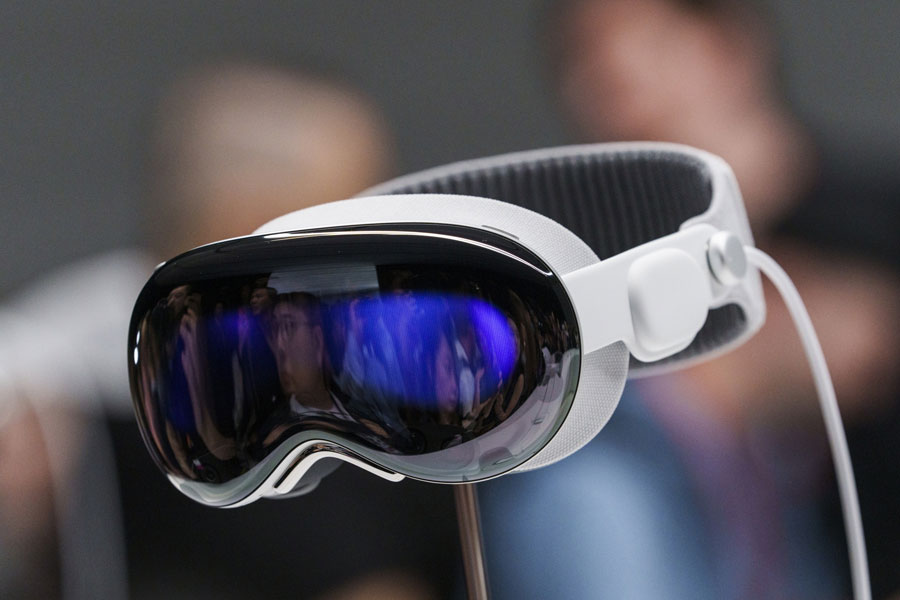 Очилата Apple Vision Pro ще се предлагат в магазините с предварително записване