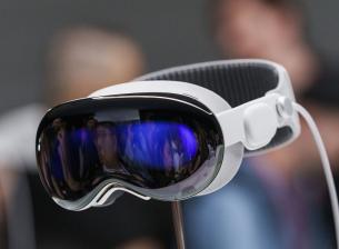 Очилата Apple Vision Pro ще се предлагат в магазините с предварително записване