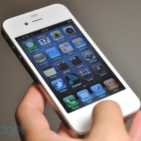 Защо се бавят доставките на iPhone 4 в бяло?