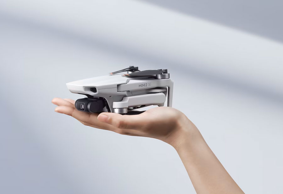 DJI Mini 2 SE остава малък, но може да лети по-далеч