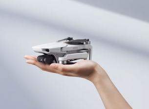 DJI Mini 2 SE остава малък, но може да лети по-далеч