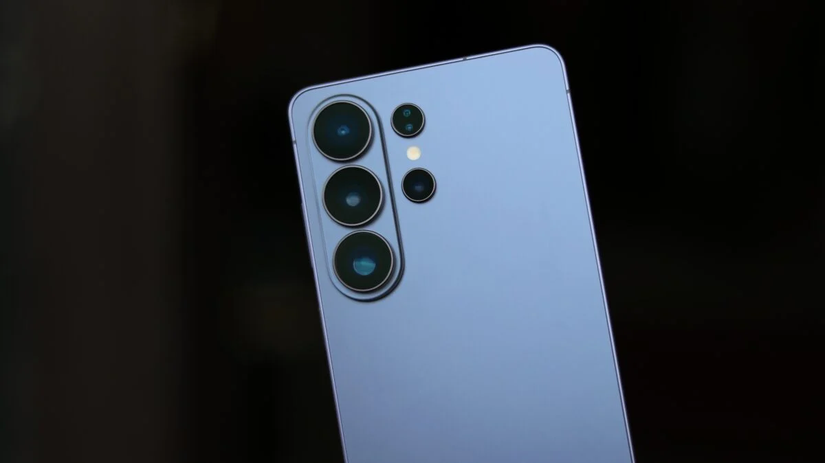 Samsung Galaxy S27 Ultra може да се раздели с една от камерите си 