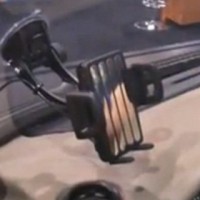 Поставка за телефон за автомобил с индуктивно зарядно