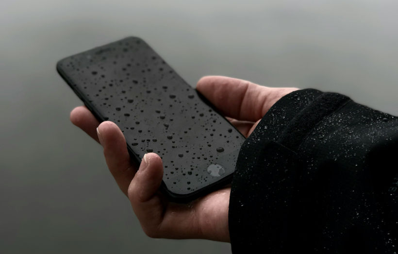 С този трик за iPhone лесно ще изкарате водата при намокряне