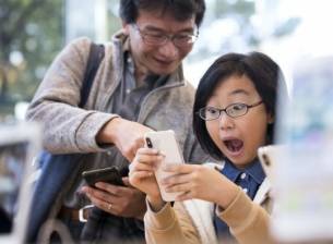 iPhone е вреден за децата според акционери на Apple