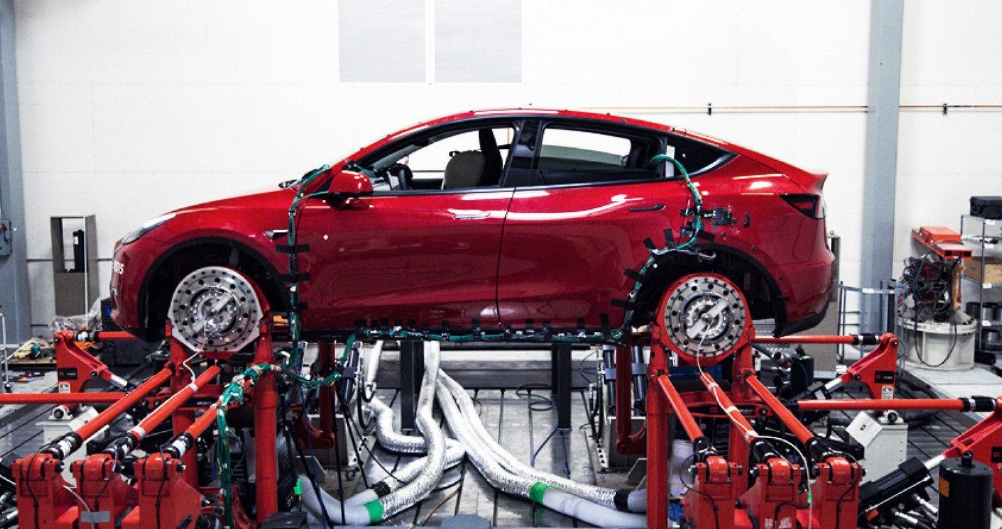 Tesla започва доставките от завода си в Германия