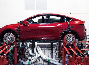 Tesla започва доставките от завода си в Германия